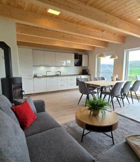 Hohen Schonberg Apartment | Ferienhaus Südgarten mit Kamin an der Ostsee