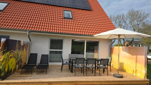 Hohen Schonberg Apartment | Ferienhaus Südgarten mit Kamin an der Ostsee