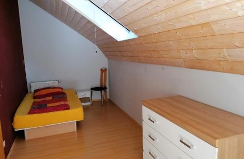 Oehringen House | Ferienhaus Stein, TOP Monteurwohnung, sehr groß, 4 Einzelzimmer, Doppelzimmer, Übernachtung bis zu 8 Personen möglich