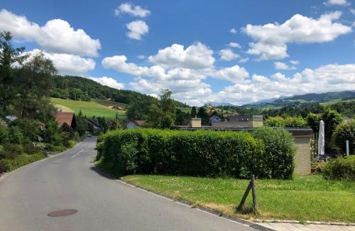 Steffisburg House | Ferienhaus Zulg-Doppelzimmer mit Gartenblick