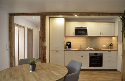 Todtnauberg Apartment | Ferienwohnung Bergnescht 2 Typ B, 50qm, ein Schlafzimmer, ein Wohn-/Schlafzimmer, Küche und Kachelofen