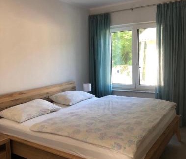 Oberhavel Apartment | Ferienwohnung Waldesruh mit Kaminofen und Balkon