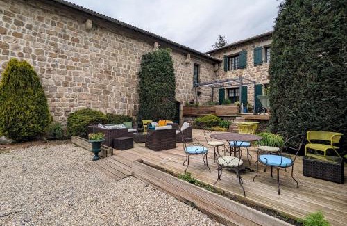Saint-Romain-Lachalm Bed & Breakfast | Ferme Équestre avec Piscine, Tennis Privé et Chambres d'Hôtes à Saint-Romain-Lachalm - FR-1-582-464