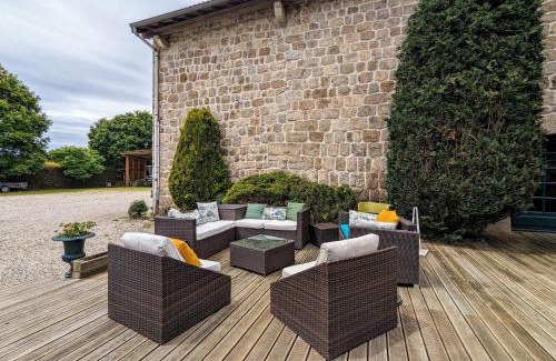 Saint-Romain-Lachalm Bed & Breakfast | Ferme Équestre avec Piscine, Tennis Privé et Chambres d'Hôtes à Saint-Romain-Lachalm - FR-1-582-464