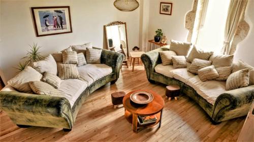 Galapian House | Ferme du Moulin de Paillères, vue panoramique, piscine - idéal 4 à 5 personnes