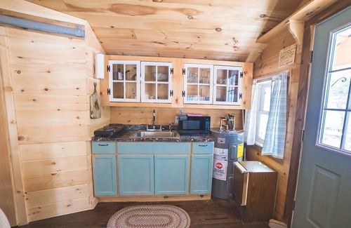 South Londonderry House | Fernando's Lil’ Cabin escape in the woods!