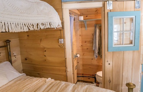 South Londonderry House | Fernando's Lil’ Cabin escape in the woods!