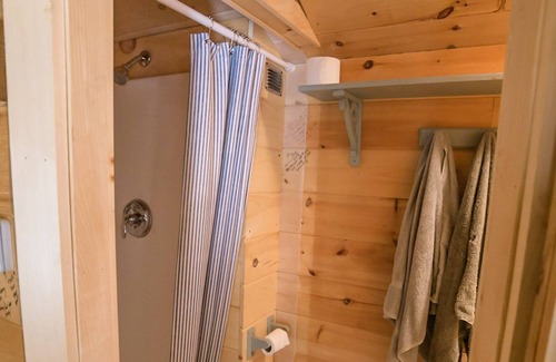 South Londonderry House | Fernando's Lil’ Cabin escape in the woods!