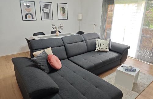 Hof Apartment | FH-Nähe: Modernes Apt mit Balkon