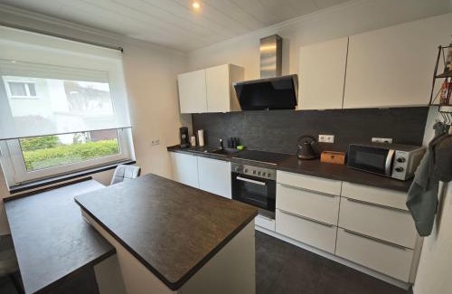 Hof Apartment | FH-Nähe: Modernes Apt mit Balkon