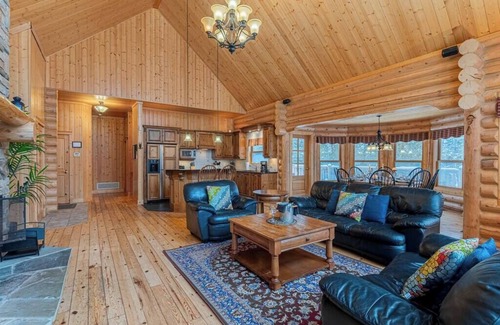 Fiddler Lake Resort House | Fiddler Lake Resort Chalet + Private Pool & Spa