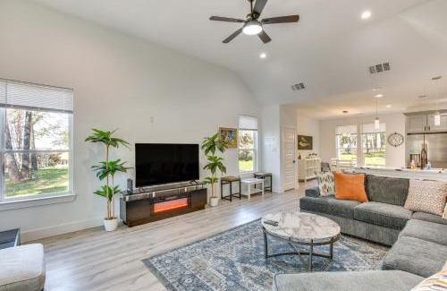 Gun Barrel City House | Fire Pit and Grill Lakeside Gun Barrel City Home!