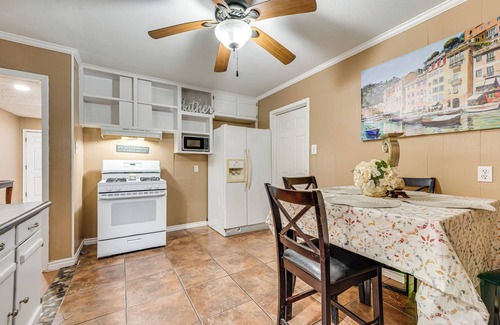 Victoria House | Fire Pit & Grill: Victoria Home Near Downtown