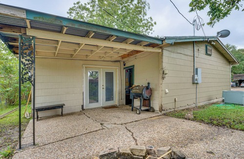 Victoria House | Fire Pit & Grill: Victoria Home Near Downtown