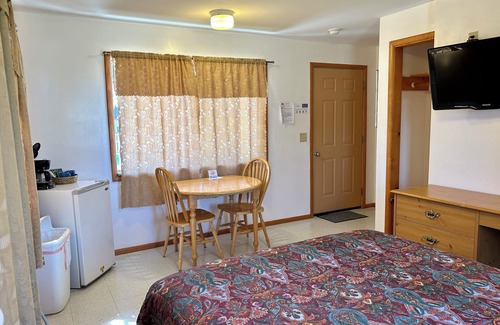 Bull Shoals Resort | First floor Queen Pool View