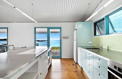 Toogoom House | Fish Tales - Absolute Waterfront Toogoom-Sleeps 12-14-Air Con-Wi-Fi-Pets