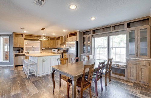 Negreet Cabin | Fisherman’s Paradise: Lake-View Home in Many!