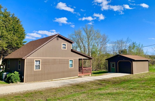 Perry Cabin | Fishing & Boating 3 Bed/2 Bath Cozy Cabin at Mark Twain Lake!