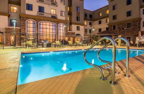 Chandler Apartment | Fitness Center Access + Free Breakfast + Heated Outdoor Pool | Centrally-Located Studio