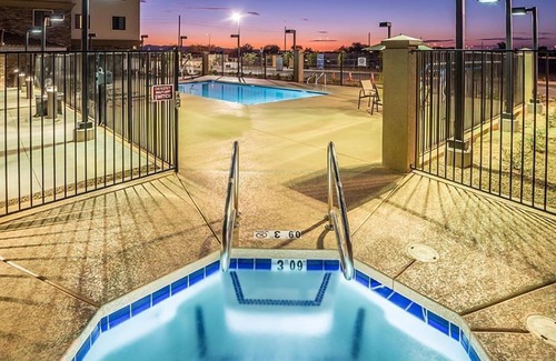 Chandler Apartment | Fitness Center Access + Free Breakfast + Heated Outdoor Pool | Centrally-Located Studio