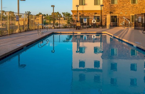 Chandler Apartment | Fitness Center Access + Free Breakfast + Heated Outdoor Pool | Centrally-Located Studio