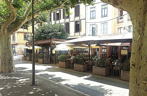 Prades House | Five mins walk to center square, pool, bbq, Wifi