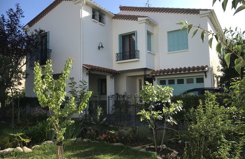 Prades House | Five mins walk to center square, pool, bbq, Wifi