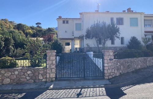 Prades House | Five mins walk to center square, pool, bbq, Wifi