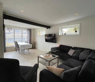 Botnhamn House | Fjordgård Mountain Aurora View