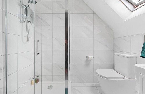 Lower Wick Apartment | Flat 3 - Ensuite bedroom, close to local shops and Worcester City Centre