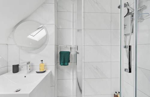 Lower Wick Apartment | Flat 3 - Ensuite bedroom, close to local shops and Worcester City Centre