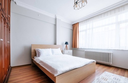 Moda Apartment | Flat w Balcony 3 min to Moda, 7 min to Bull Statue