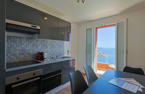 Antheor Apartment | Flat with stunning sea views for 4 people