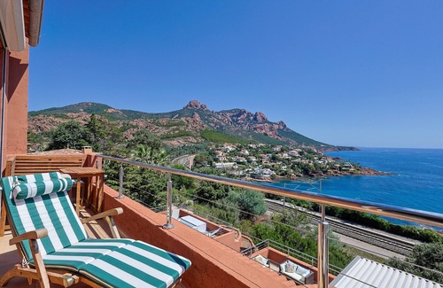 Antheor Apartment | Flat with stunning sea views for 4 people