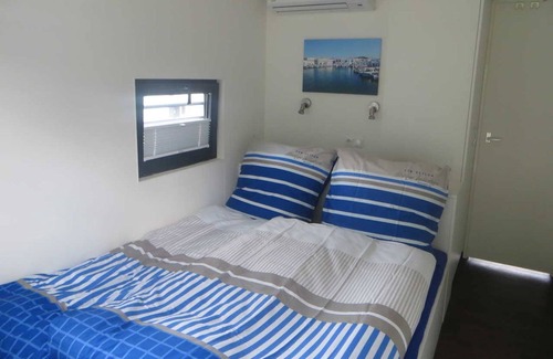 Vynen House | Floating 44 in Xanten - Boot 4 - Floating 44 Komfortable Hausboote bei Xanten mit Tollem Seeblick