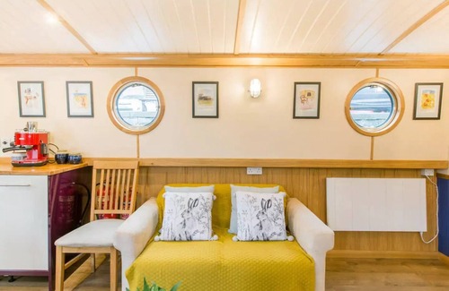 North Glasgow Boat Rental | Floating Retreat: Glasgow's Hidden Gem - Urban Life Meet Canalside Tranquility