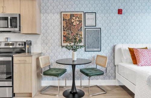 Northern Liberties Apartment | Floor To Ceiling Windows- Bridge Views - Studio