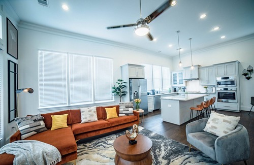 Willow Meadows/Willowbend Area House | FLORAL and FINE Arts Home in Med/CTR & NRG STAD!