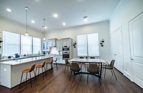 Willow Meadows/Willowbend Area House | FLORAL and FINE Arts Home in Med/CTR & NRG STAD!