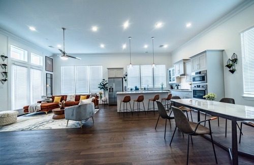 Willow Meadows/Willowbend Area House | FLORAL and FINE Arts Home in Med/CTR & NRG STAD!