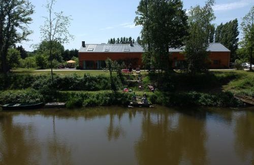 Florennes House | Florennes Gîte neuf 150 M2 devant un grand lac privé de 2 hectares poissonneux au milieu des bois