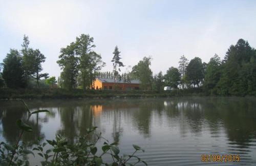 Florennes House | Florennes Gîte neuf 150 M2 devant un grand lac privé de 2 hectares poissonneux au milieu des bois
