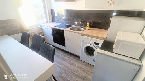 Ruesselsheim Apartment | FMI110 Next to Airport