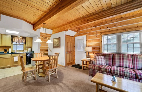 Lewiston Cottage | Fore Seasons Cottage at Garland Resort : Your Fall Adventure Awaits with Golf and Scenic Trails