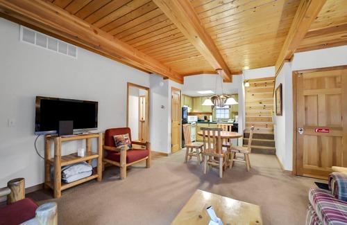 Lewiston Cottage | Fore Seasons Cottage at Garland Resort : Your Fall Adventure Awaits with Golf and Scenic Trails