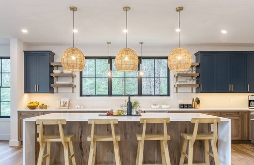 Monterey House | Forget-Me-Not by AvantStay | Bold Lakefront Escape