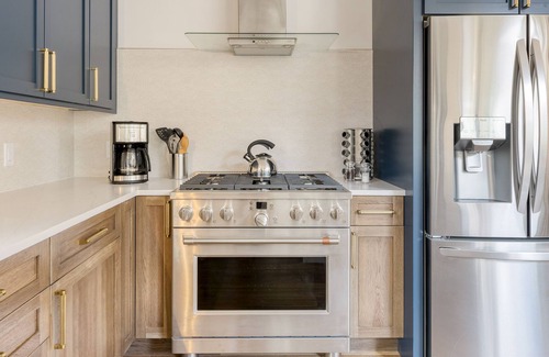 Monterey House | Forget-Me-Not by AvantStay | Bold Lakefront Escape