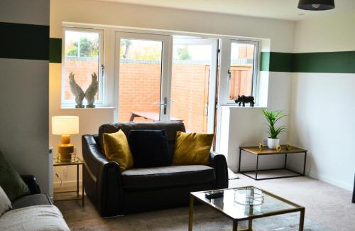 Stonnall House | Fort House 6 Large Private Bedrooms with 7 beds, close to NEC, JLR, City Centre