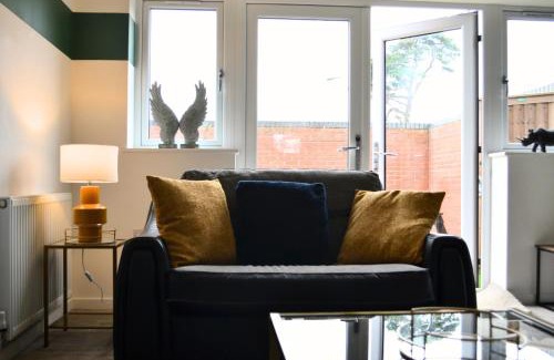 Stonnall House | Fort House 6 Large Private Bedrooms with 7 beds, close to NEC, JLR, City Centre