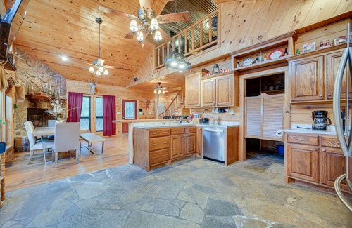 Fort Towson Cabin | Fort Towson Cabin < 1 Block to Raymond Gary Lake